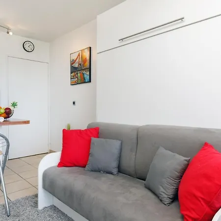 Sea Side Yourhosthelper